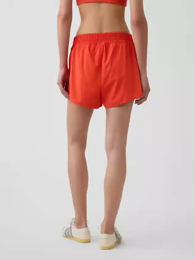 GapFit Tech Laufshorts mit hoher Leibhöhe