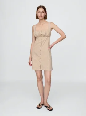 Gerafftes Kleid mit Knopfleiste