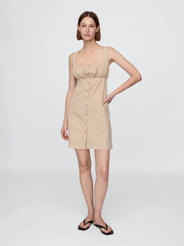 Gerafftes Kleid mit Knopfleiste