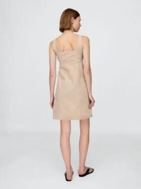 Gerafftes Kleid mit Knopfleiste