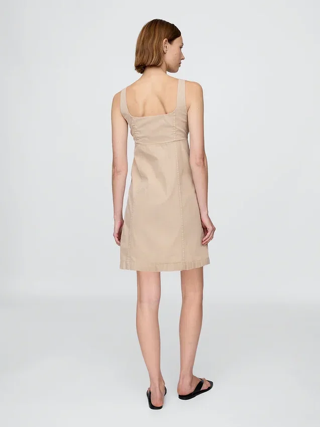 Gerafftes Kleid mit Knopfleiste
