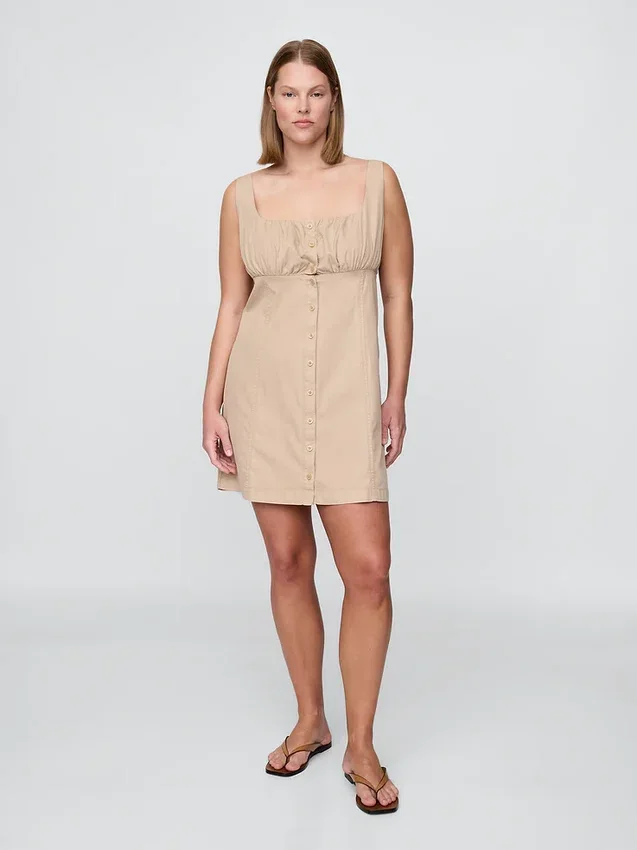 Gerafftes Kleid mit Knopfleiste