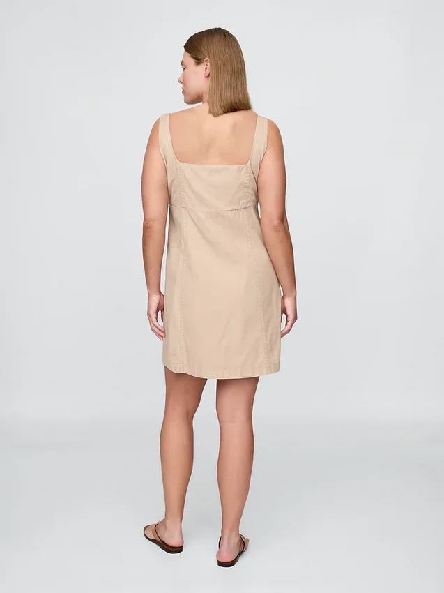 Gerafftes Kleid mit Knopfleiste
