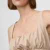 Gerafftes Kleid mit Knopfleiste