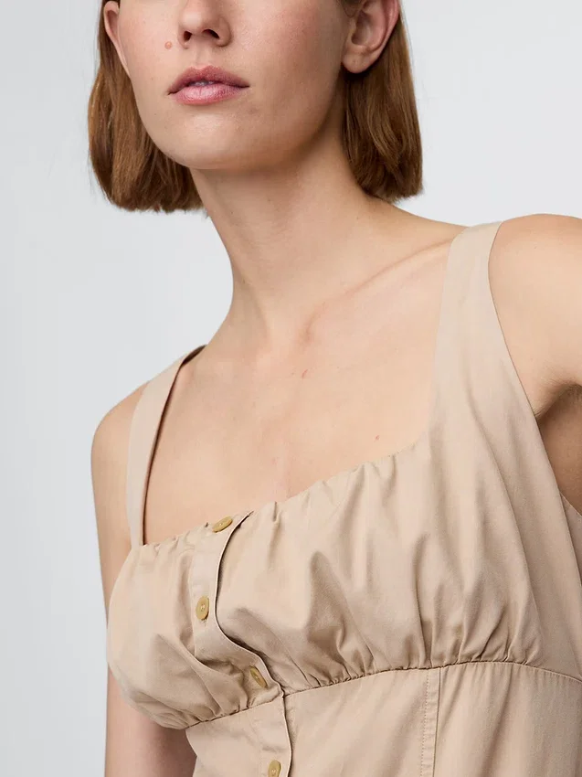 Gerafftes Kleid mit Knopfleiste