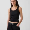 Geripptes Tanktop mit U-Ausschnitt