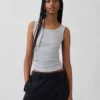 Geripptes Tanktop mit U-Ausschnitt