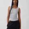 Geripptes Tanktop mit U-Ausschnitt