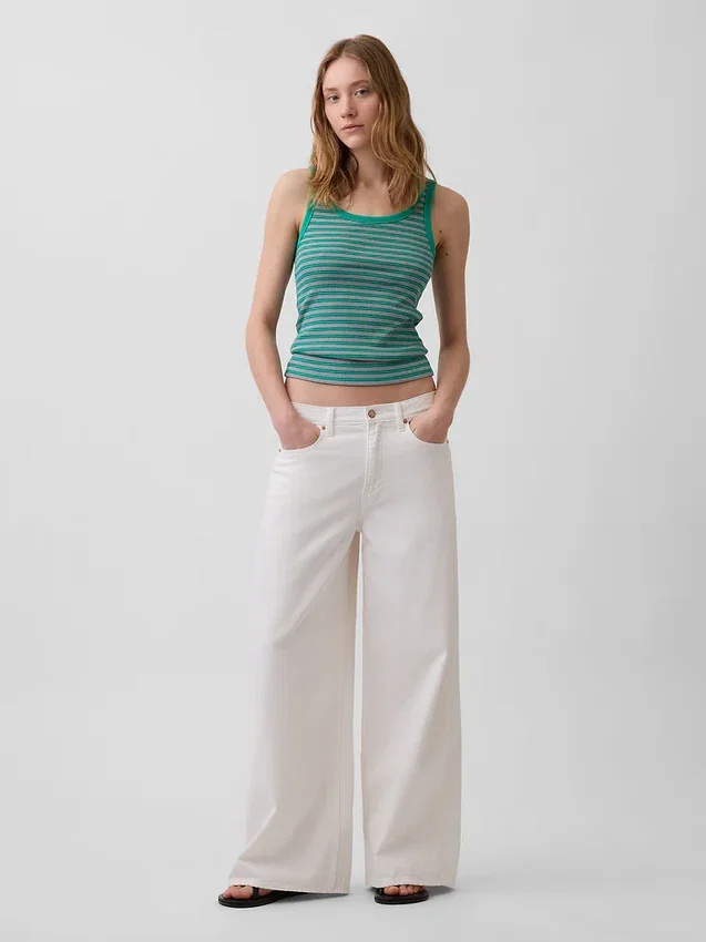 Geripptes Tanktop mit U-Ausschnitt