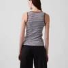 Geripptes Tanktop mit U-Ausschnitt