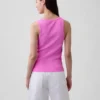 Geripptes Tanktop mit U-Ausschnitt