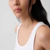 Geripptes Tanktop mit U-Ausschnitt