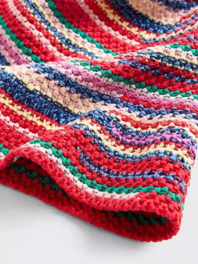 Gestrickter Bucket-Hut mit Streifen