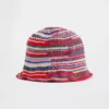 Gestrickter Bucket-Hut mit Streifen