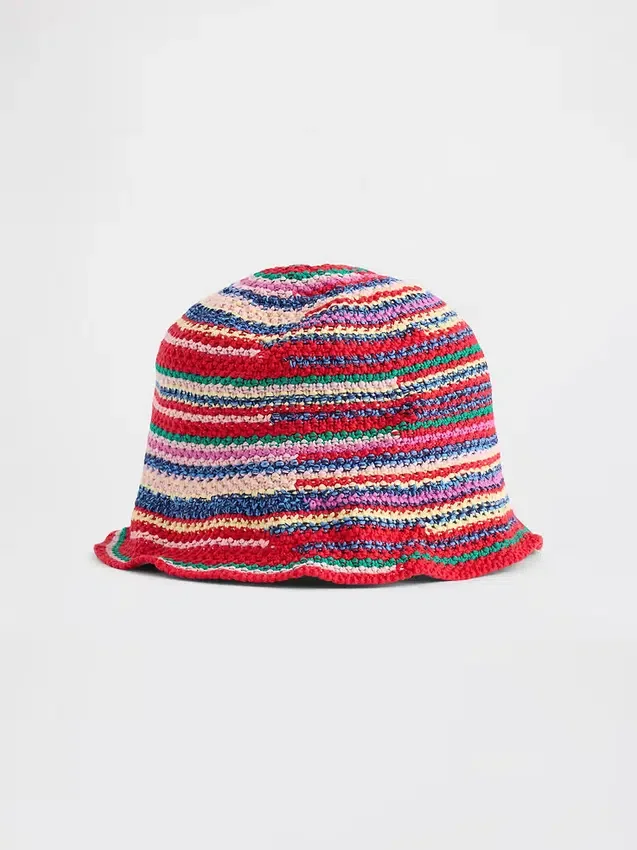 Gestrickter Bucket-Hut mit Streifen