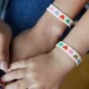 Hart „Mini and Me“ Regenbogen-Herzen-Armband-Set