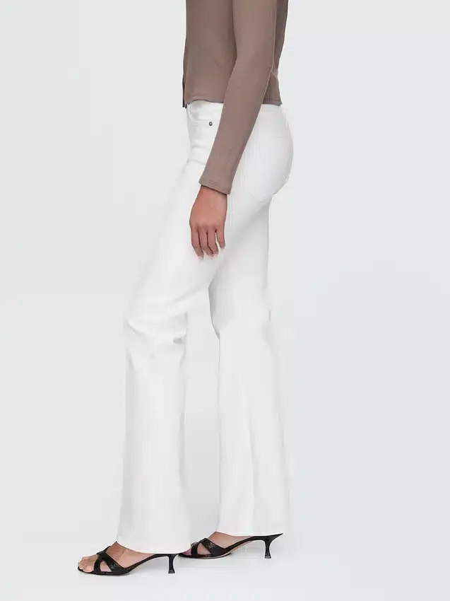 High-Rise-Flare-Jeans im 70er-Jahre-Stil