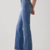 High-Rise-Flare-Jeans im 70er-Jahre-Stil