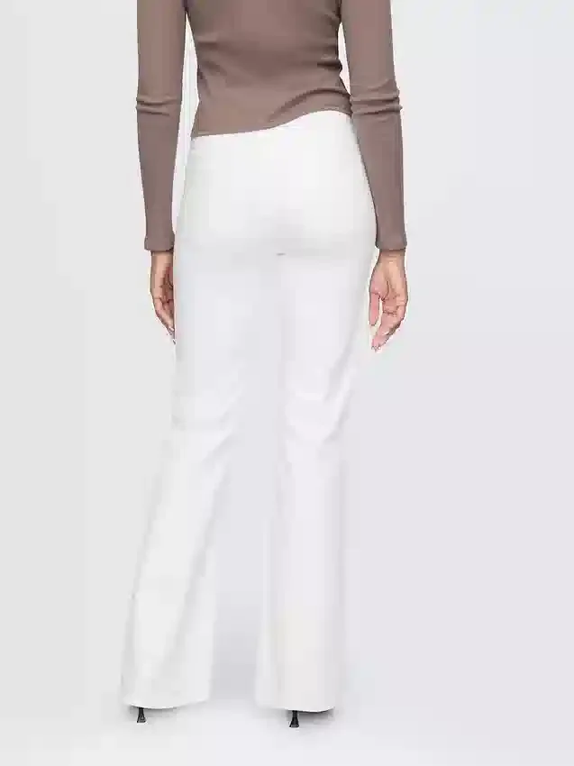 High-Rise-Flare-Jeans im 70er-Jahre-Stil