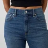 High-Rise-Jeans im 90er-Jahre-Stil, schmal geschnitten, gerade Beinschnitt, verkürzt