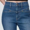 High-Rise-Jeans im Western-Stil der 90er Jahre, schmal und gerade geschnitten