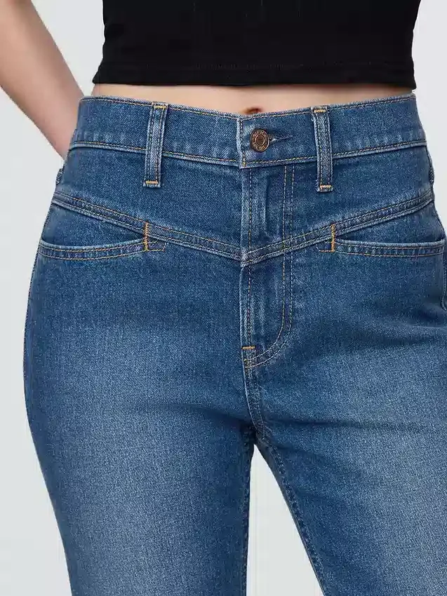 High-Rise-Jeans im Western-Stil der 90er Jahre, schmal und gerade geschnitten