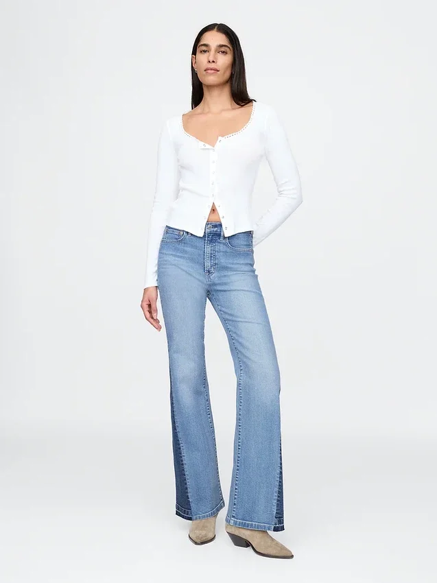 Hoch geschnittene 70er-Jahre-Flare-Jeans mit Aufnähern