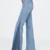 Hoch geschnittene 70er-Jahre-Flare-Jeans mit Aufnähern