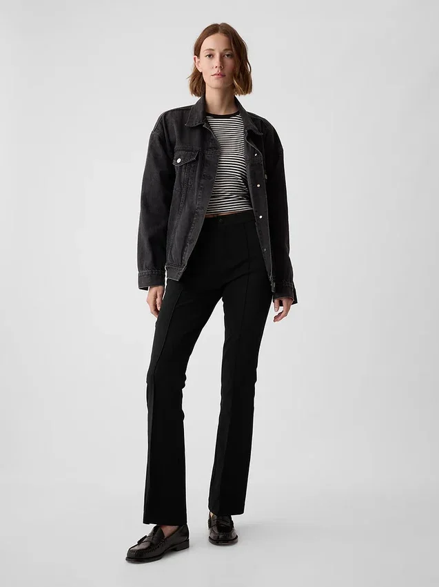 Hoch taillierte Bistretch-Hose mit ausgestelltem Bein
