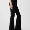 Hoch taillierte Bistretch-Hose mit ausgestelltem Bein