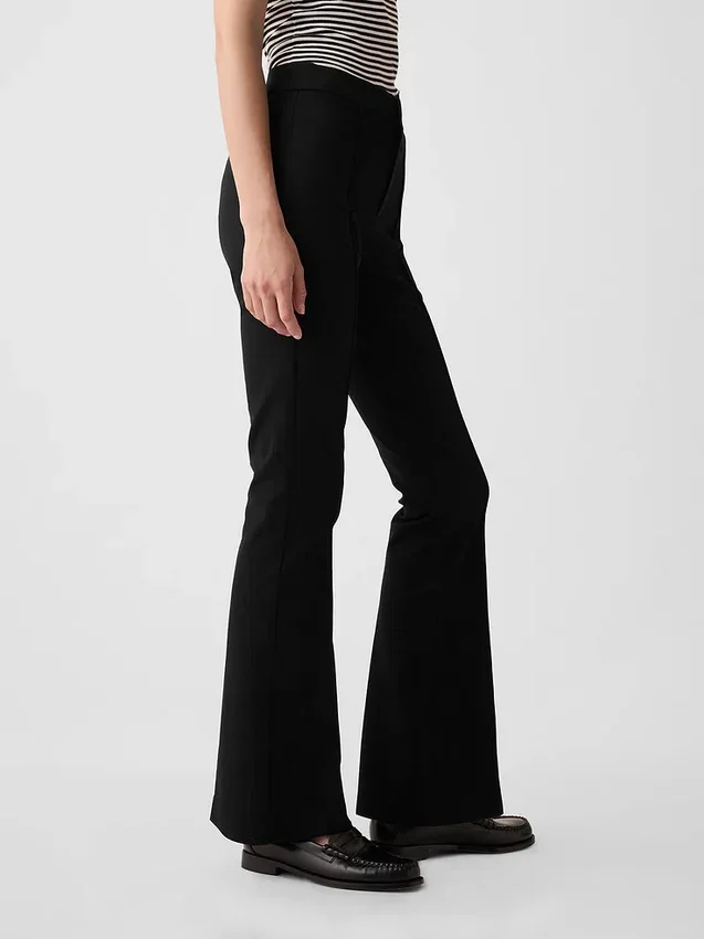 Hoch taillierte Bistretch-Hose mit ausgestelltem Bein