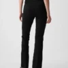 Hoch taillierte Bistretch-Hose mit ausgestelltem Bein