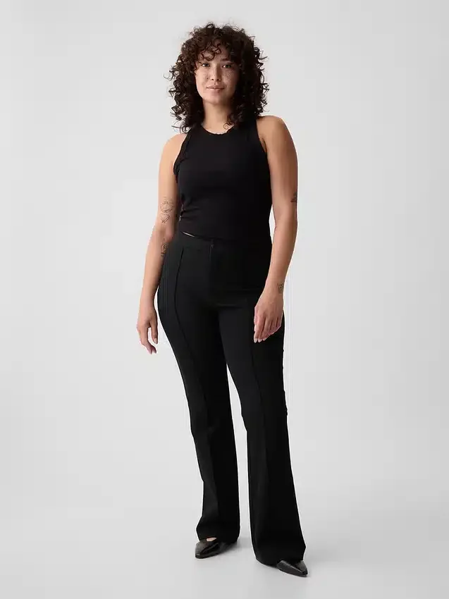 Hoch taillierte Bistretch-Hose mit ausgestelltem Bein