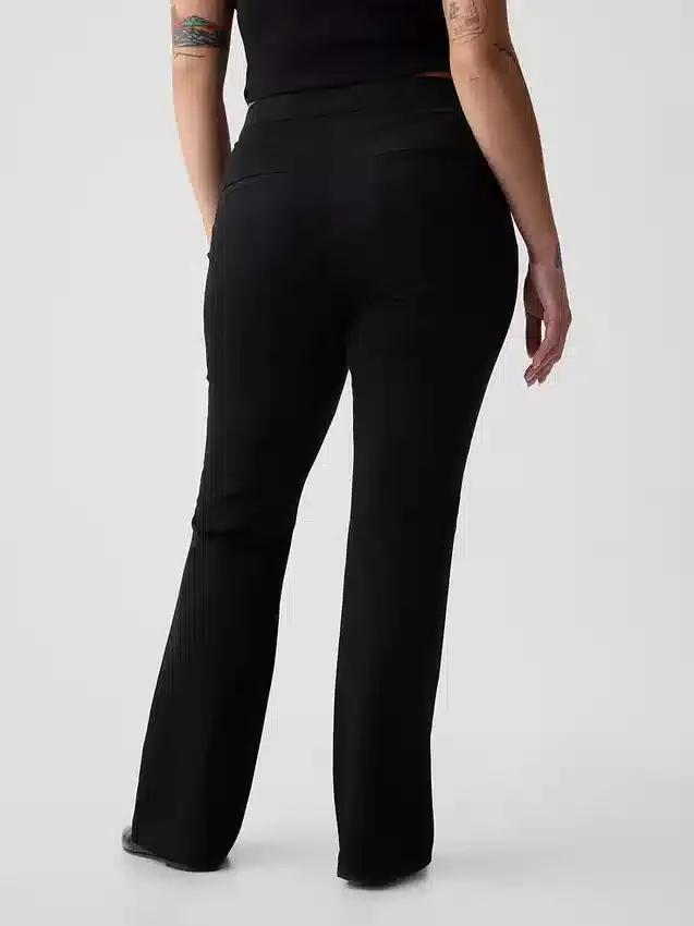 Hoch taillierte Bistretch-Hose mit ausgestelltem Bein