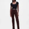 Hoch taillierte Cord-Jeans im 90er-Jahre-Stil, schmal und gerade geschnitten