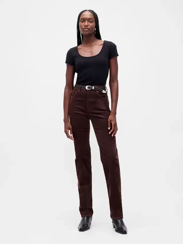 Hoch taillierte Cord-Jeans im 90er-Jahre-Stil, schmal und gerade geschnitten