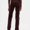 Hoch taillierte Cord-Jeans im 90er-Jahre-Stil, schmal und gerade geschnitten