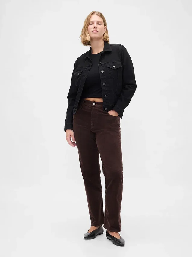 Hoch taillierte Cord-Jeans im 90er-Jahre-Stil, schmal und gerade geschnitten