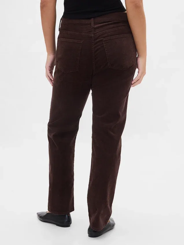 Hoch taillierte Cord-Jeans im 90er-Jahre-Stil, schmal und gerade geschnitten