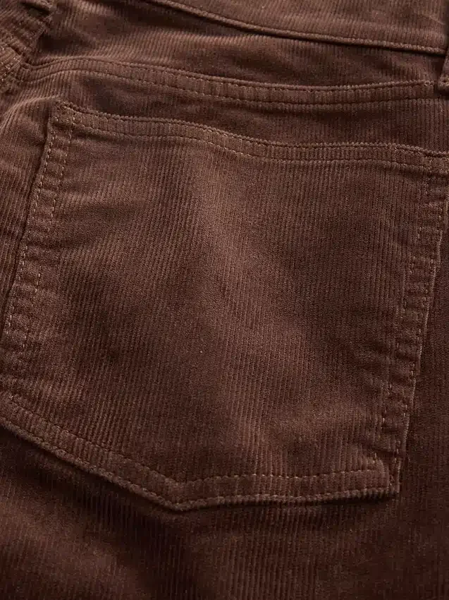 Hoch taillierte Cord-Jeans im 90er-Jahre-Stil, schmal und gerade geschnitten