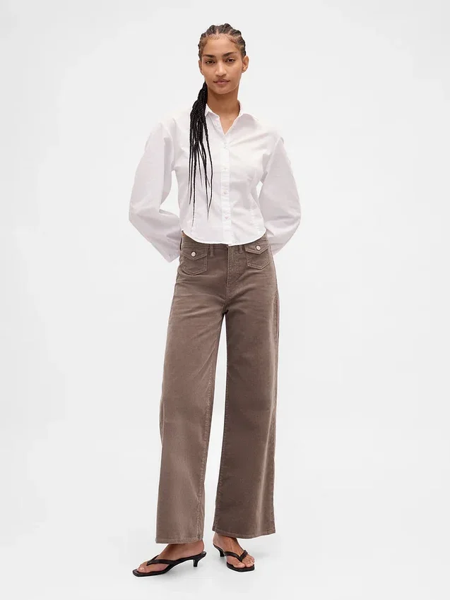 Hoch taillierte Cordhose mit weitem Bein
