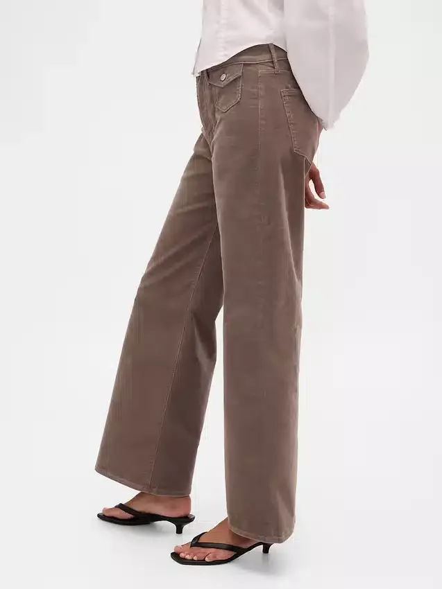 Hoch taillierte Cordhose mit weitem Bein