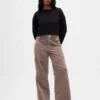 Hoch taillierte Cordhose mit weitem Bein