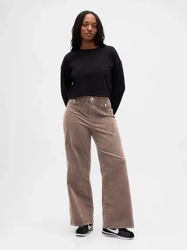 Hoch taillierte Cordhose mit weitem Bein