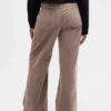 Hoch taillierte Cordhose mit weitem Bein