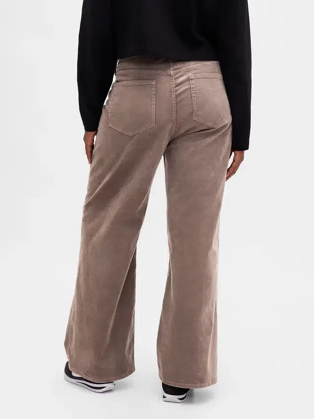 Hoch taillierte Cordhose mit weitem Bein