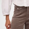 Hoch taillierte Cordhose mit weitem Bein