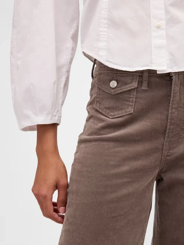 Hoch taillierte Cordhose mit weitem Bein