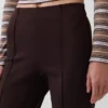 Hoch taillierte, kurz geschnittene Hose aus Doppelstrick