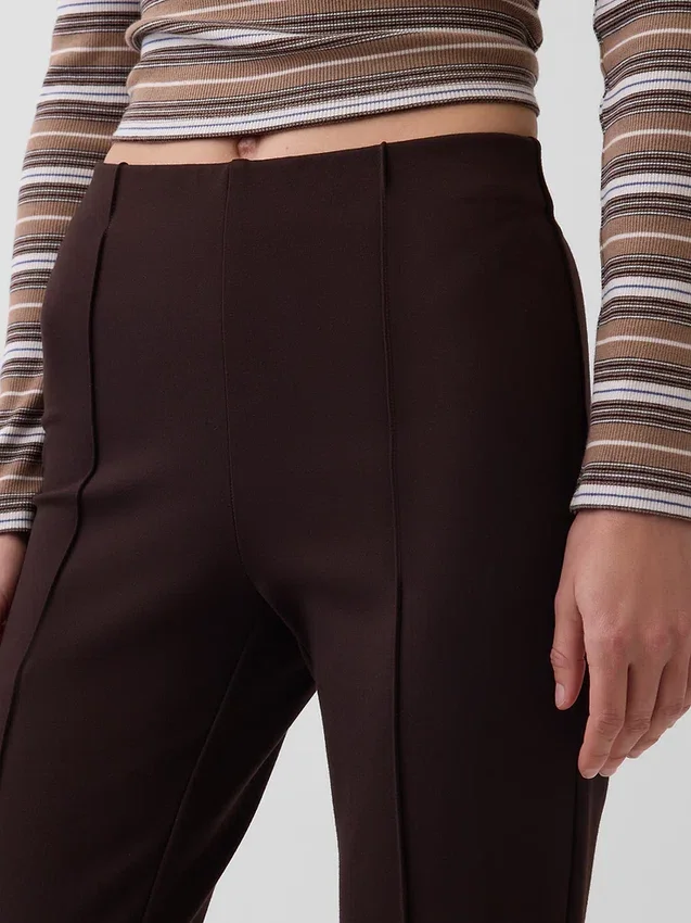 Hoch taillierte, kurz geschnittene Hose aus Doppelstrick